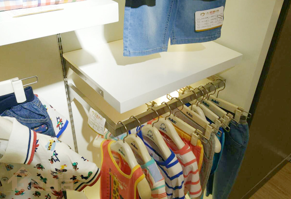 兒童服裝展柜設(shè)計(jì)