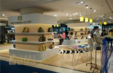 南京展柜廠家-大唐格雅教您如何使鞋類(lèi)展柜吸引人