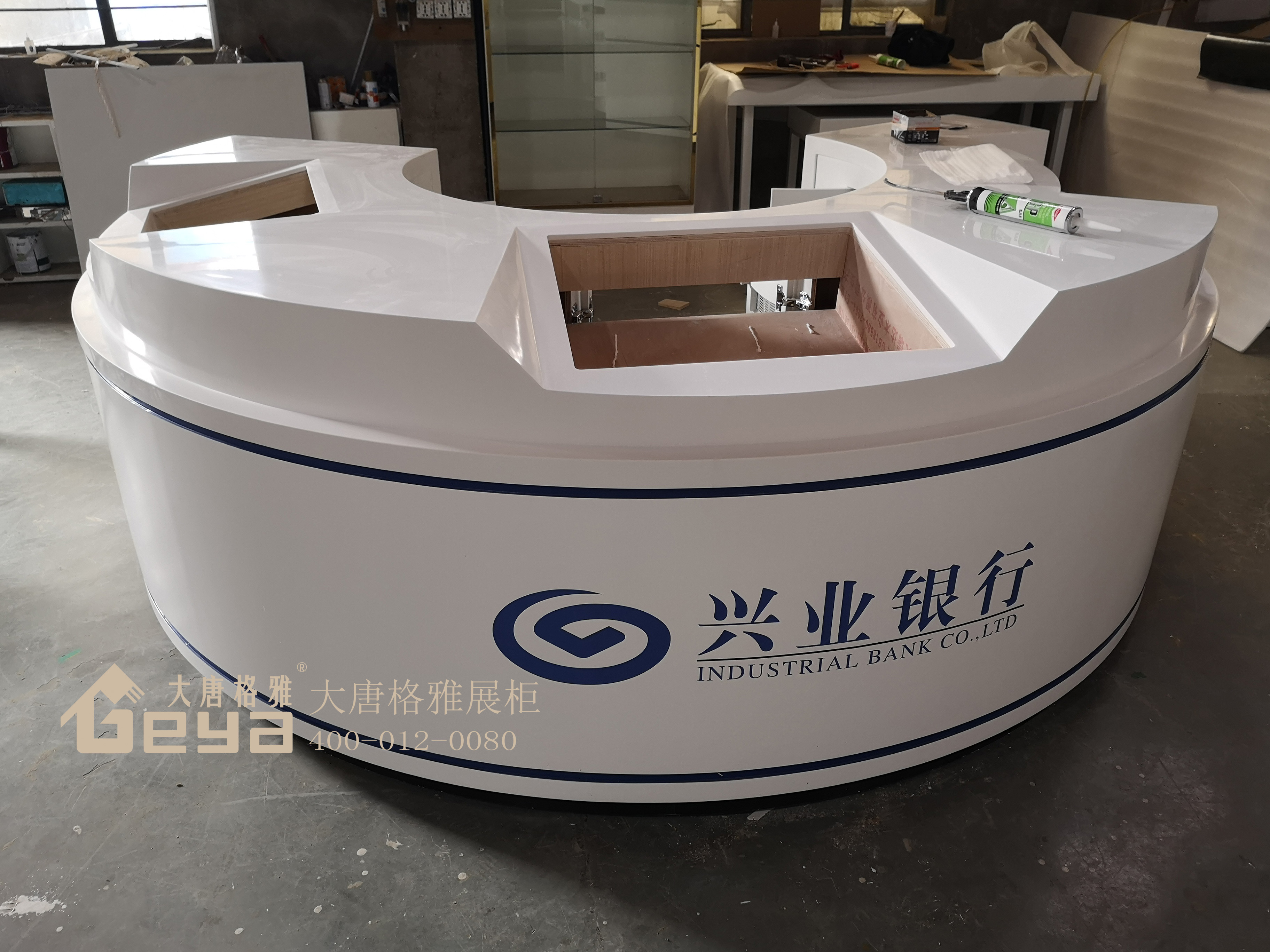 在烤漆展柜制作中五金材料有哪些特點(diǎn)